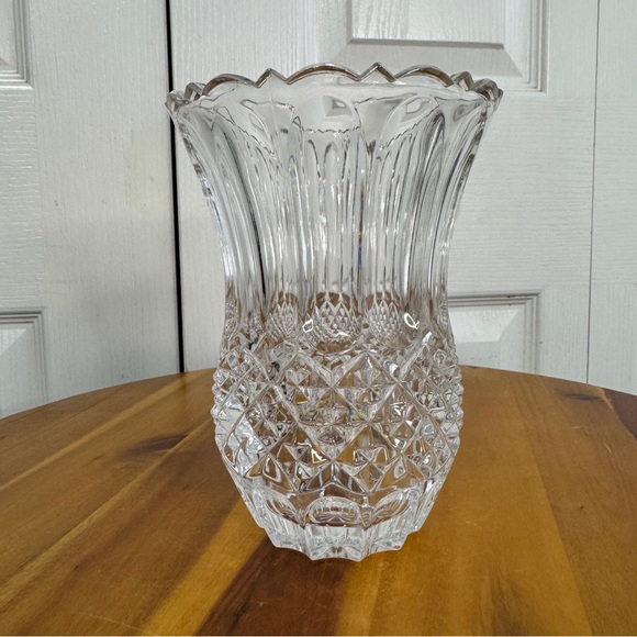 Vintage diamond cut scalloped edge flower vase - Picture 3 of 7